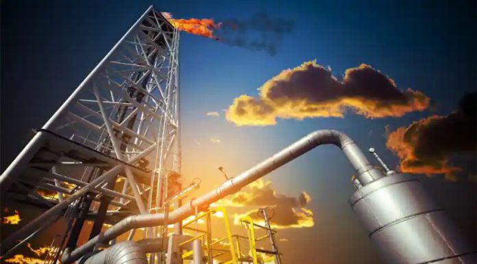 Oil Falls on Weak Chinese Data, Hawkish Fed Also Weighs OIL FALLS