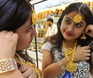 Gold Slumps Below $1,800 as Fed Fears Resurfacea Gold Slumps