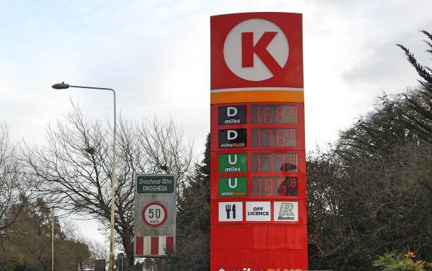 Oil Extends Rally as U.S. Supplies Tighten Ahead of Demand-Heavy Holidays Oil Extends Rally