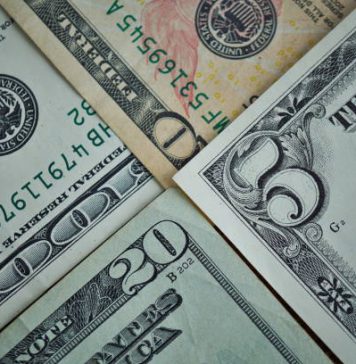 Dollar Edges Lower, But Remains Near Highs On Iflation Concerns Dollar Edges