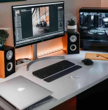 12 Essential Gadgets for Remote Workers Who Love to Travel